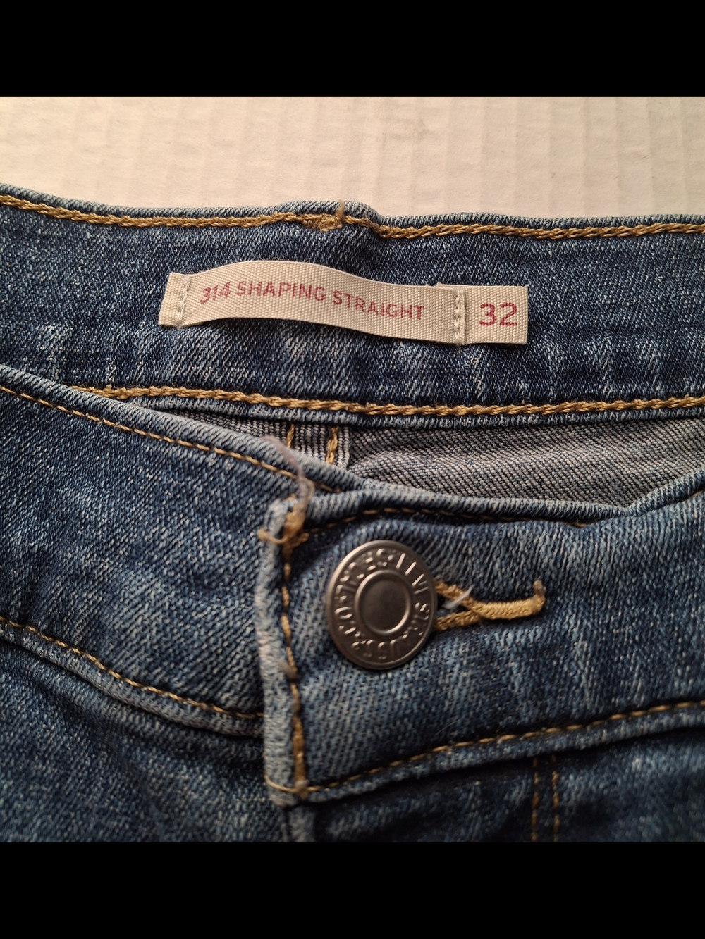 Levi's 314 Shaping Straight Jeans in Medium Blue Denim